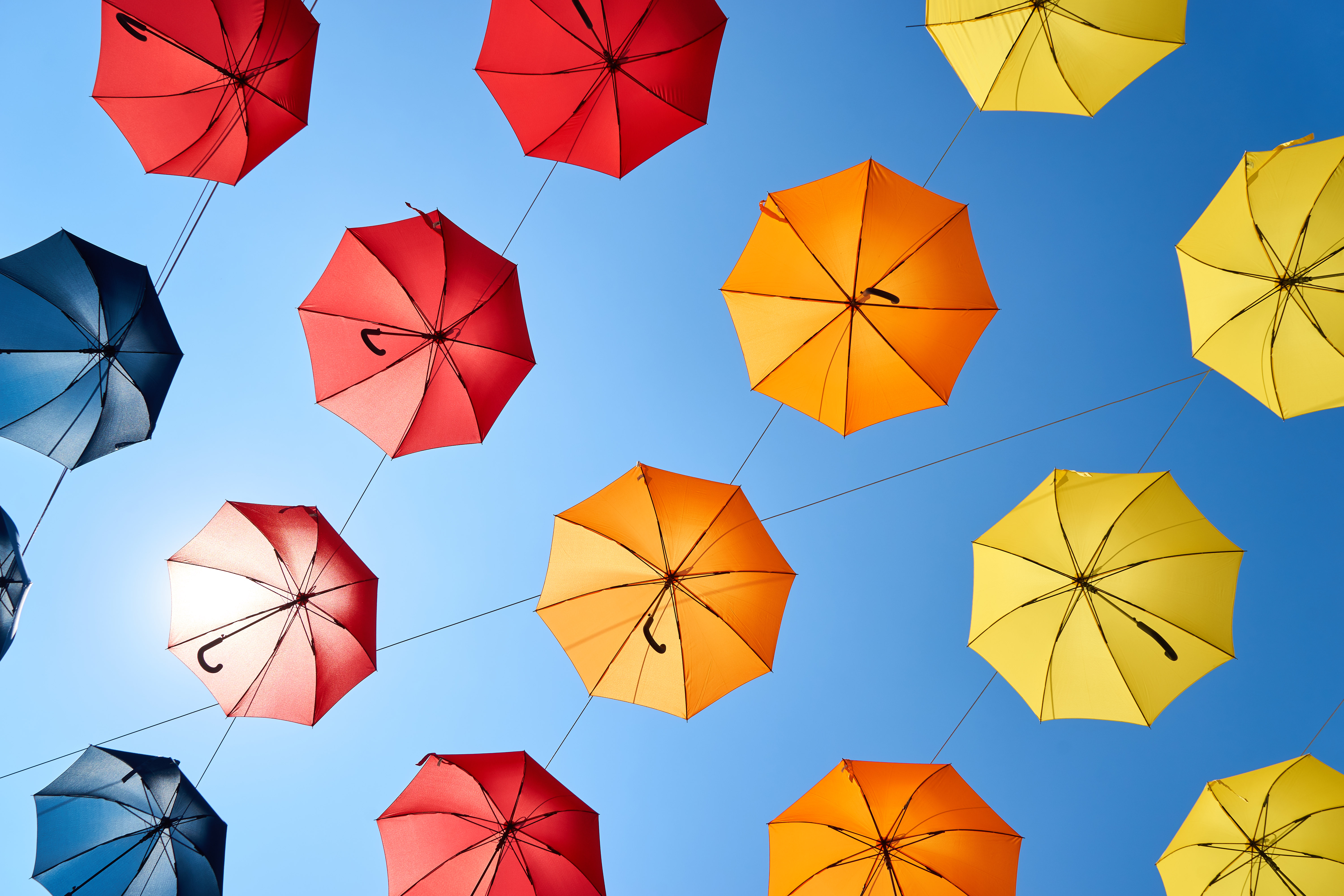 Regenschirme, Blauer Himmel, Farbenfroh, Himmelsblick, Mehrfarbig, Muster, Rot, Gelb, 5K