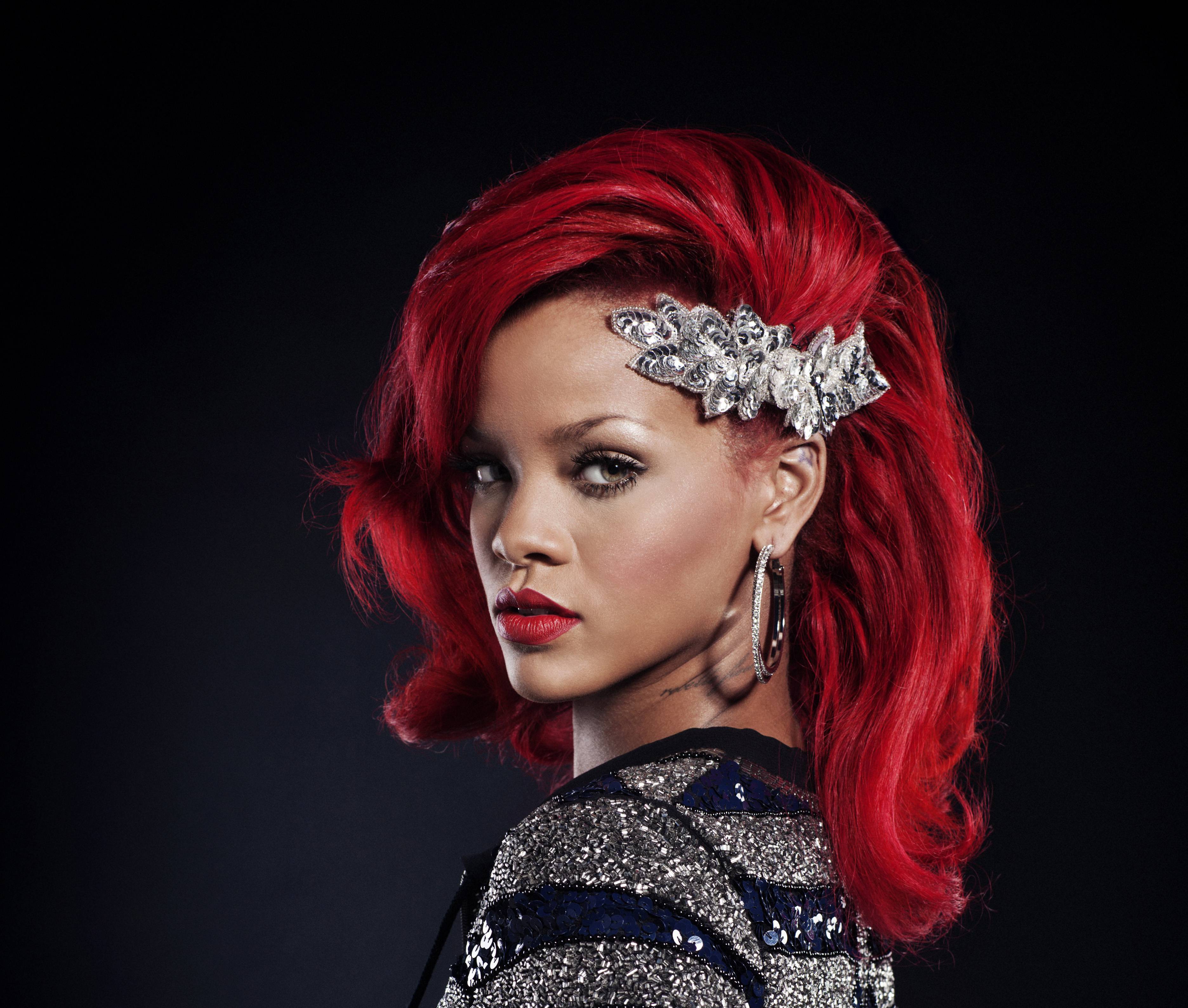 Rihanna, dunkler Hintergrund