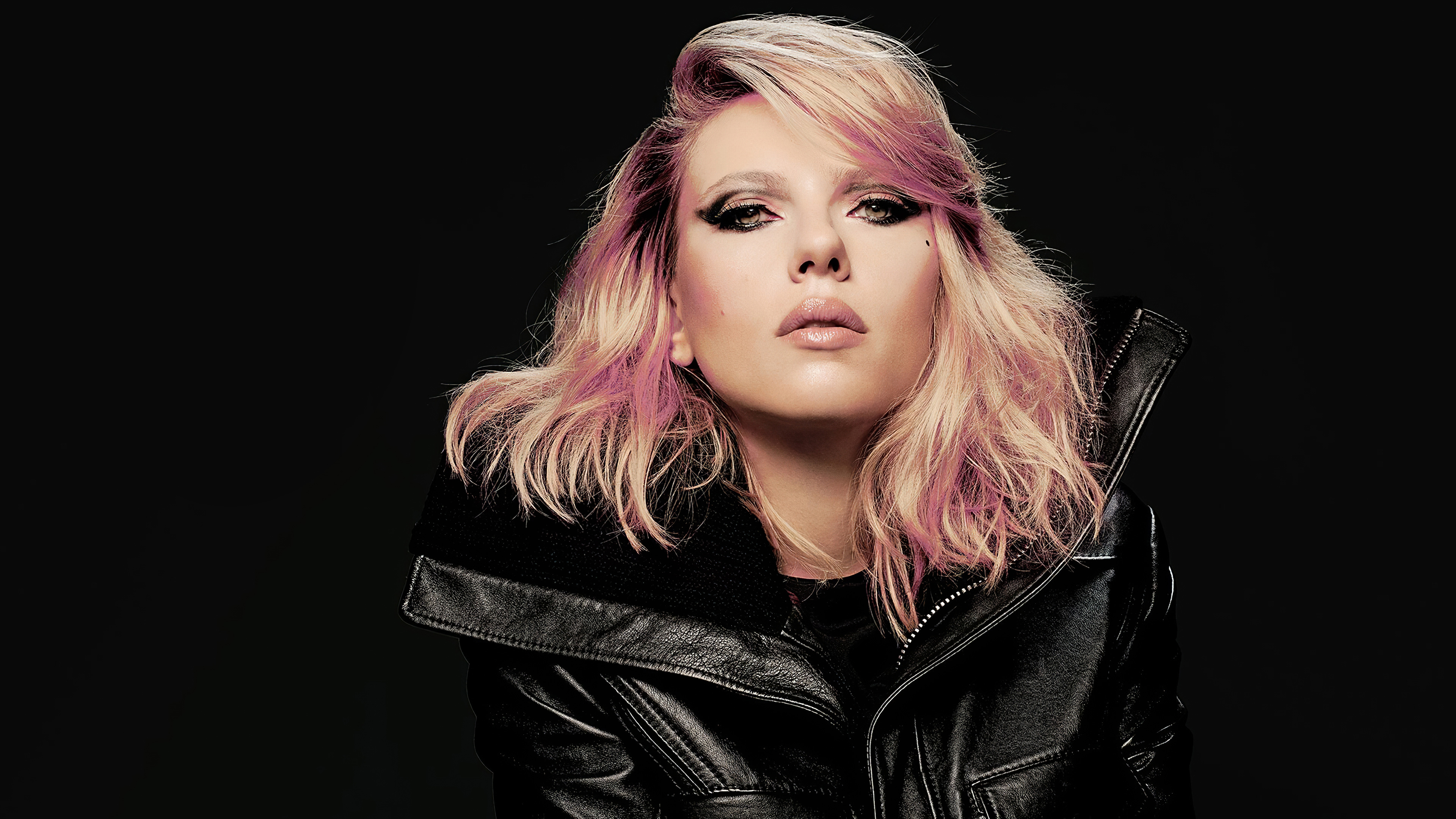 Scarlett Johansson, schwarzer Hintergrund, Porträt