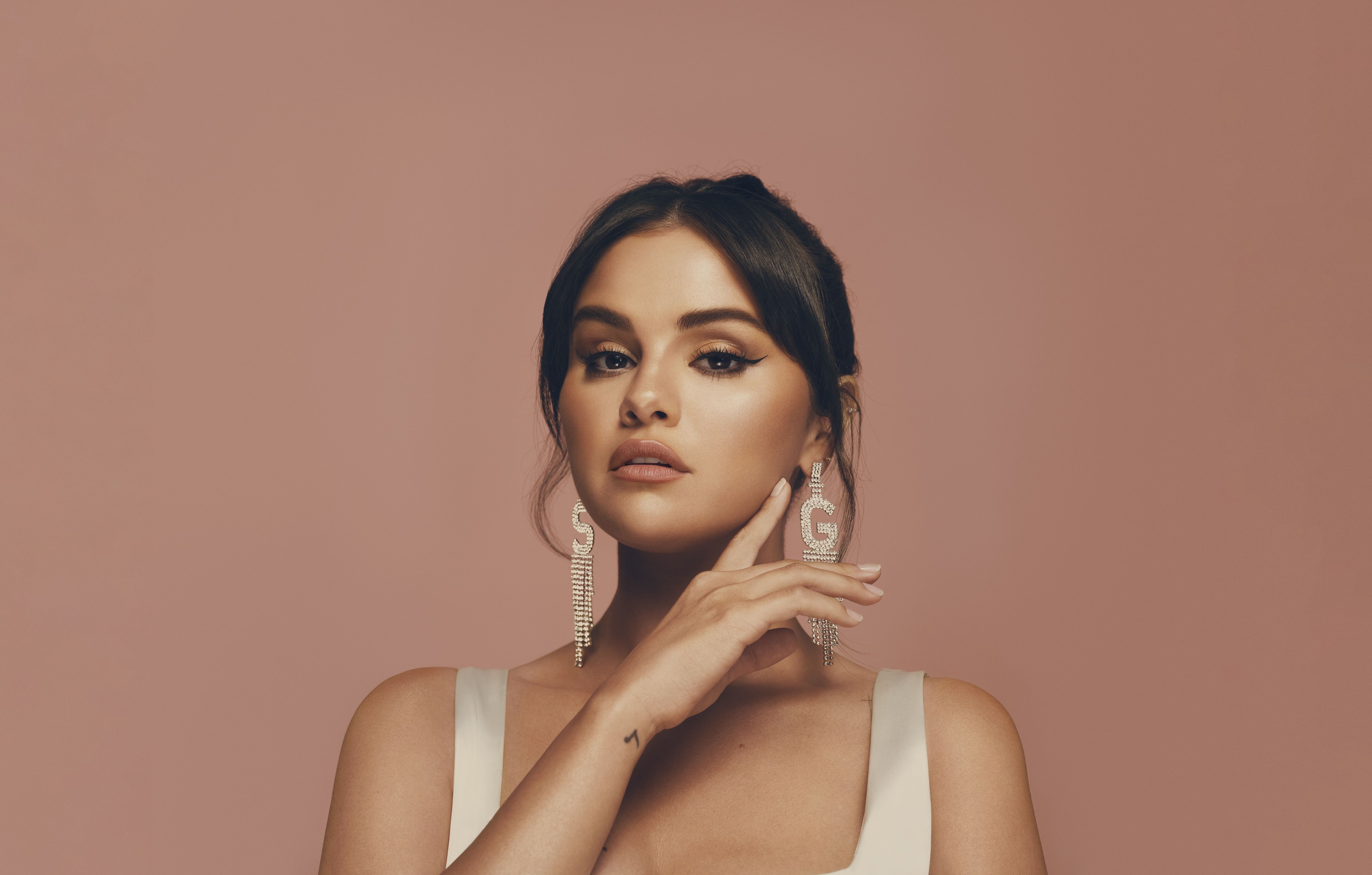 Selena Gomez, Pfirsichfarbener Hintergrund, Schmuck, 5K