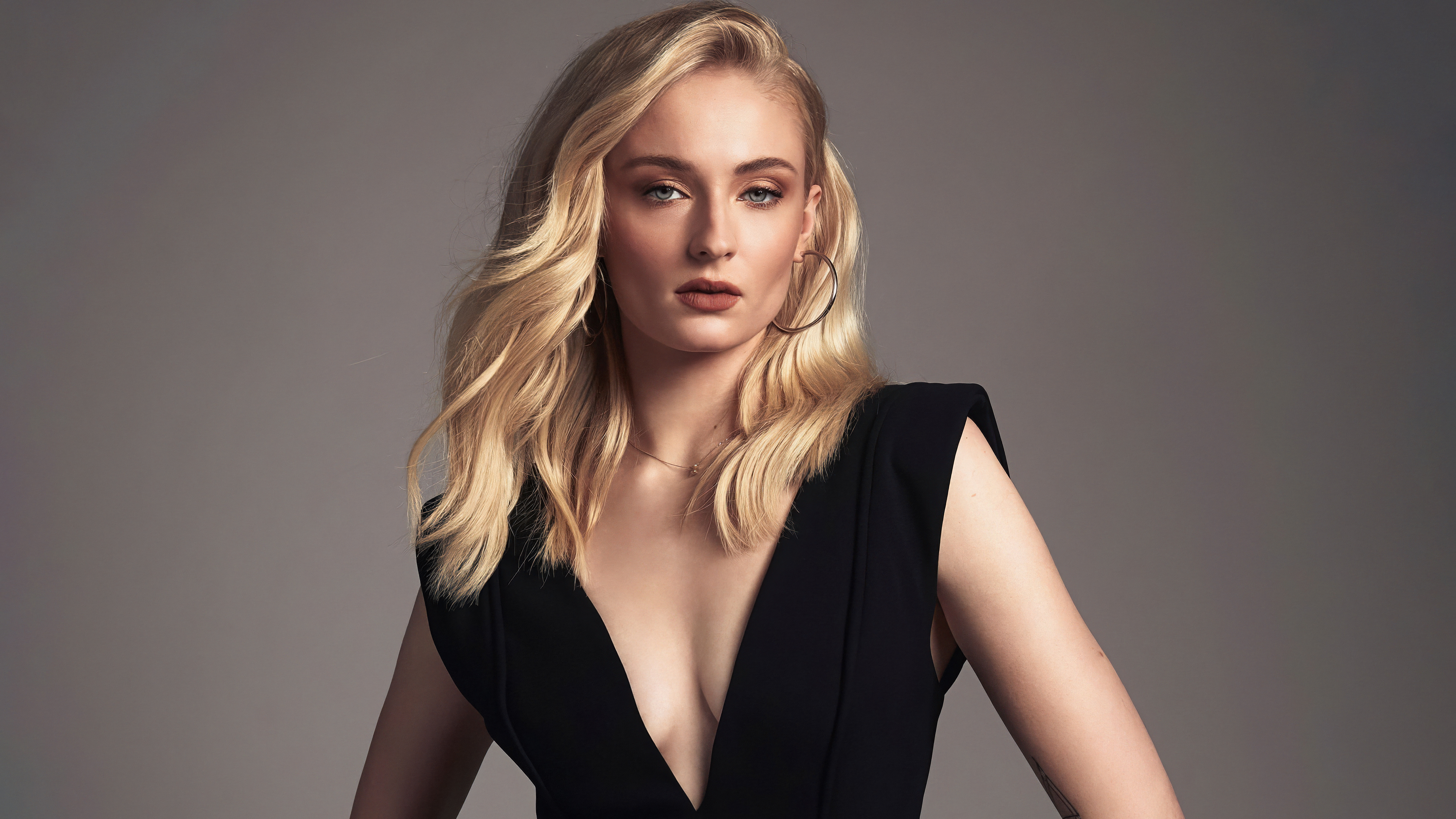 Sophie Turner, Model, 5K, schwarzes Kleid