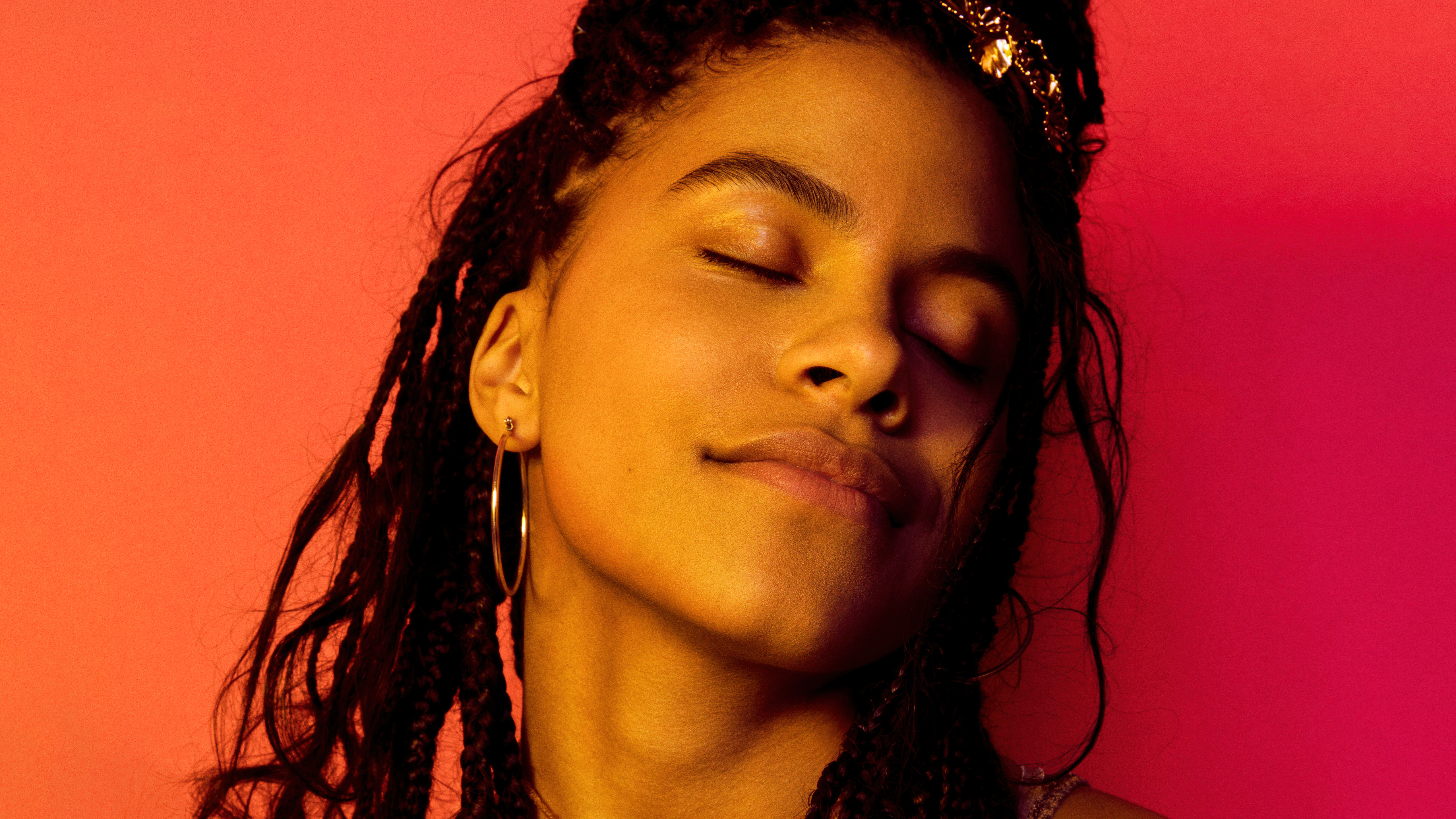Zazie Beetz, Nahaufnahme, Deutsche Schauspielerin, 5K, Orangefarbener Hintergrund, Porträt